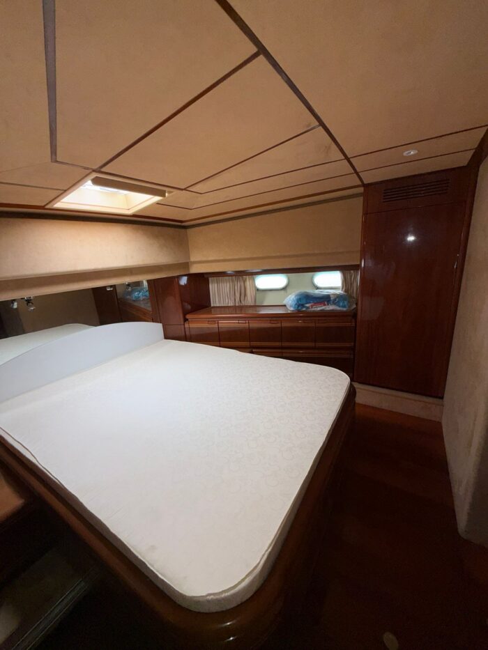 Ferretti80 14