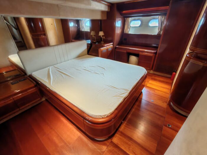 Ferretti80 4