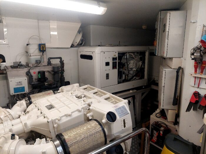 customline navetta28 ferretti 15