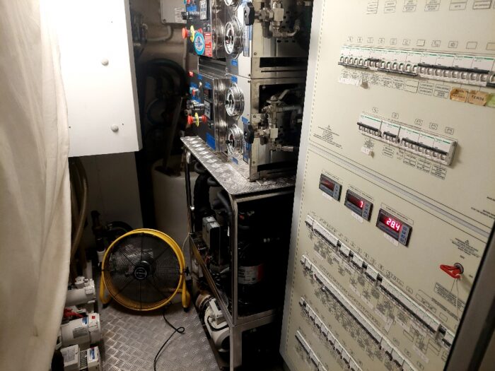 customline navetta28 ferretti 17