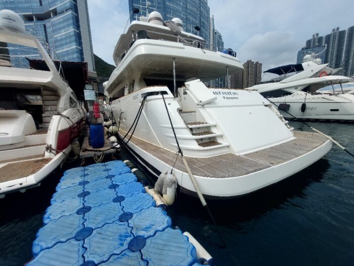 customline navetta28 ferretti 18