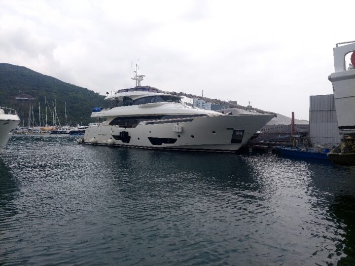 customline navetta28 ferretti 20